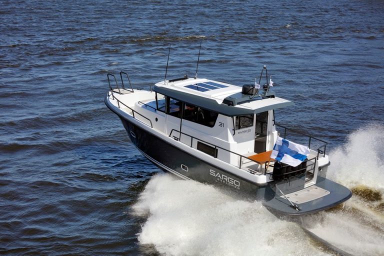 Kuuma veneilykesä täyttää Helsingin Uivan venenäyttelyn laiturit