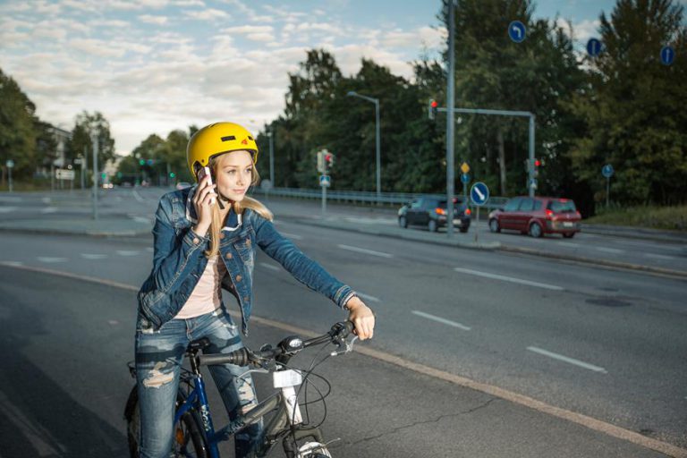 Vanhempi: sovi kännykkäsäännöt liikenteeseen