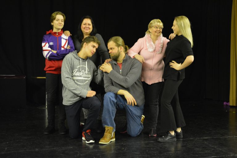 Tralan kausi tarjoaa naurua ja musiikkinäytelmän