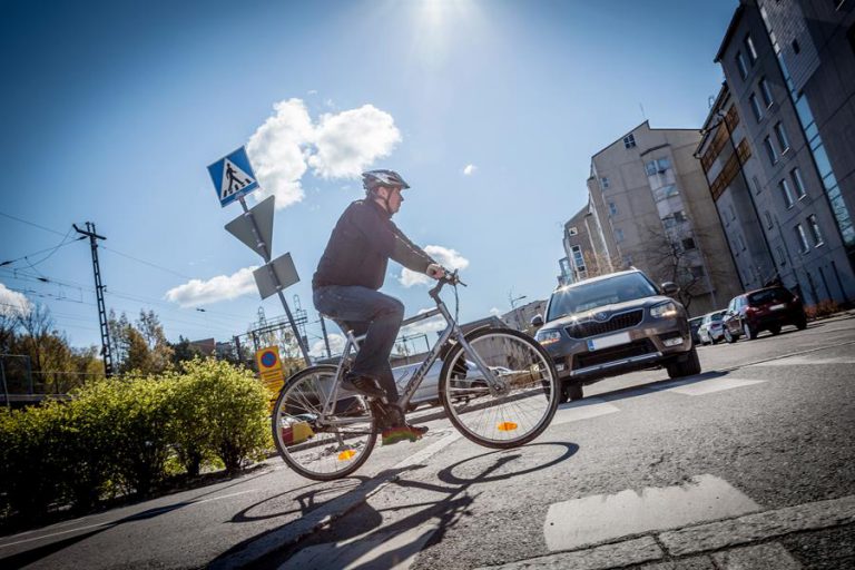 Tarkasti risteyksissä – huomioi pyöräilijä ja tunne säännöt