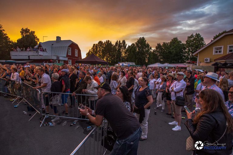 Kesäinen Degerby toivottaa vieraat tervetulleiksi