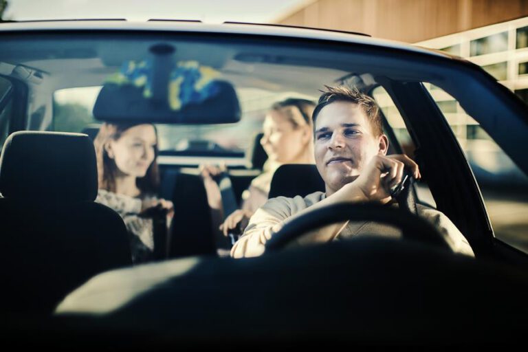 Valtaosa nuorista liikkuu liikenteessä turvallisuushakuisesti ja sääntöjä noudattaen