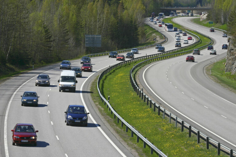 Matkalla liikenteen päästöjen puolittamiseen