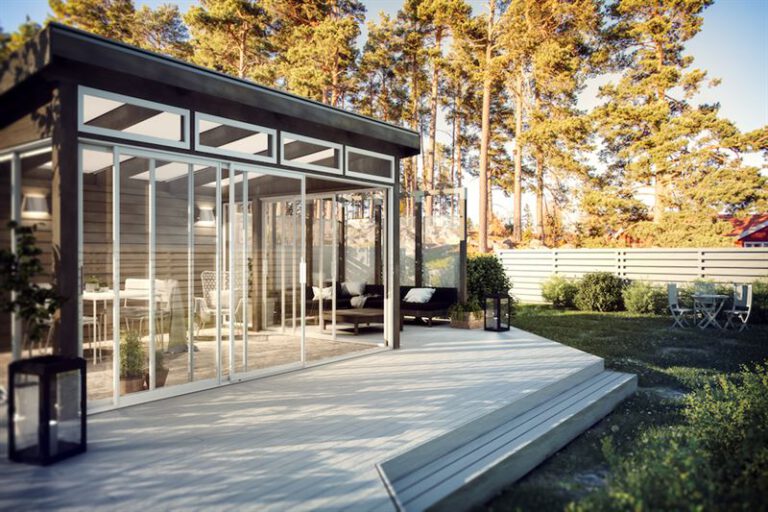 Terassin lasittaminen on kasvava trendi – Byggmaxin verkkokaupan suositut ja tyylikkäät lasiovet nyt saatavilla myymälöistäkin