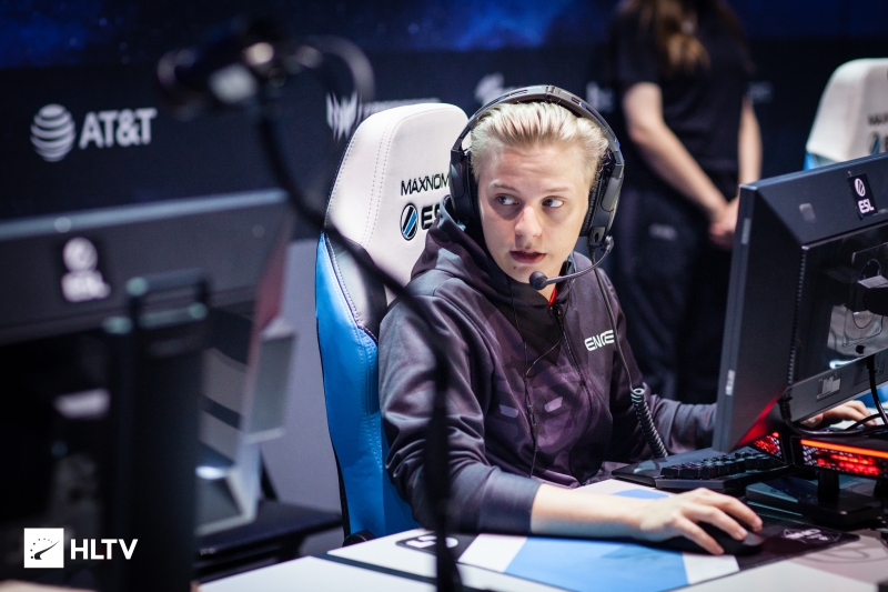 Kuva, joka sisältää kohteen henkilö, sisä, tietokone, kannettava
Kuvaus luotu automaattisesti