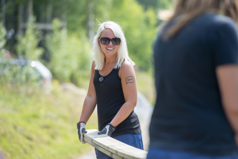 Tutkimus: Rakentaminen on suomalaisten suosituinta kesätekemistä – nais- ja miesrakentajissa selkeitä eroja