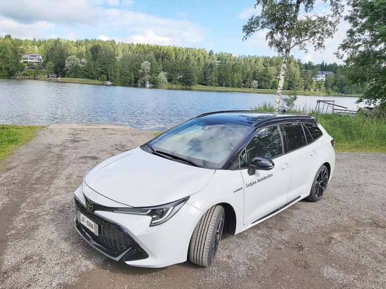 Koeajossa uusi Toyota Corolla Touring Sports Hybrid GR