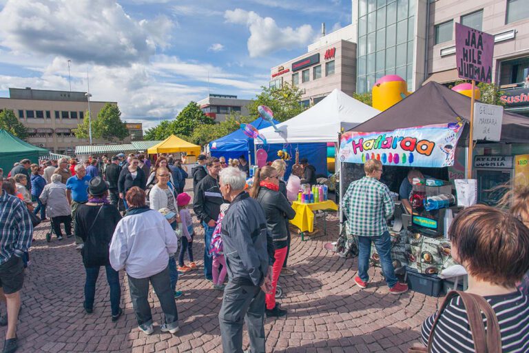 Lohjan Iltatorit kutsuvat jälleen – keskiviikkoiltojen kesäkarnevaali tuo lavalle Olli Halosen ja Frans Harjun