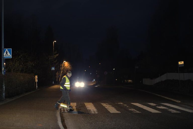 Pimeys haastaa tien päällä – heijastinmuistutusta toivotaan