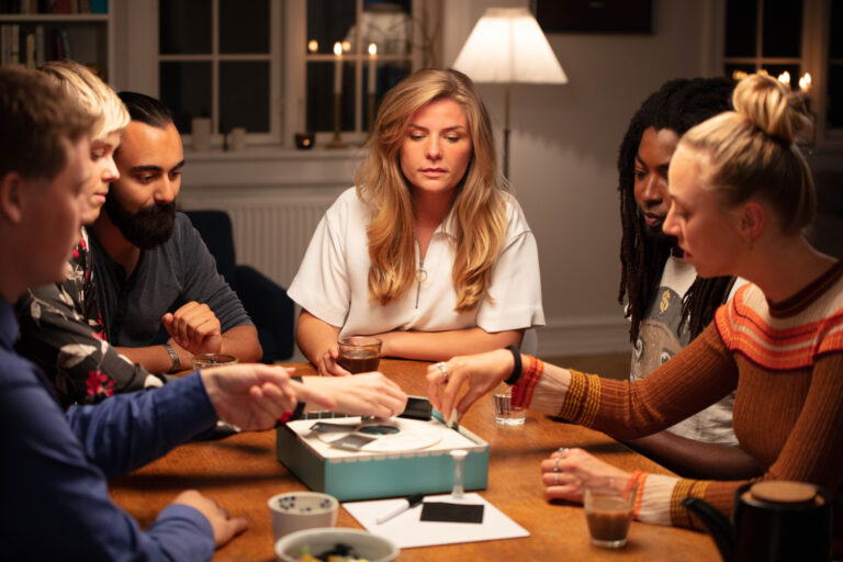 Etsinnässä uusi seurapeli? Kokeile VINK-peliä