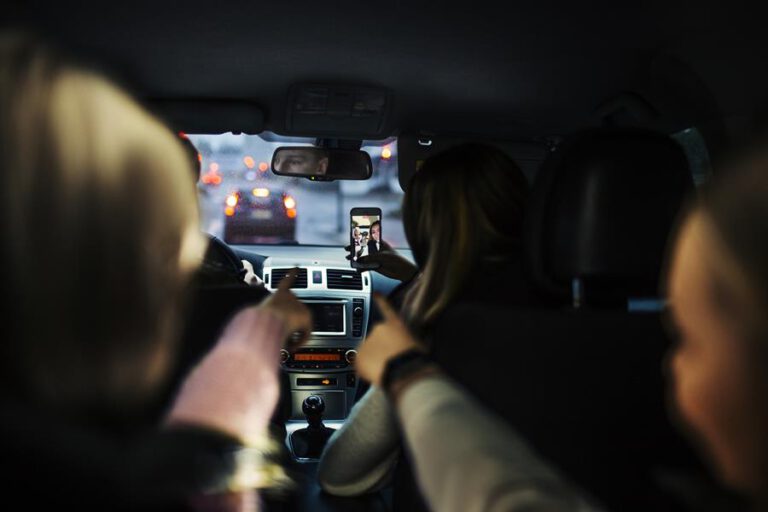 Suomalaiset tuomitsevat kännykän käytön liikenteessä​