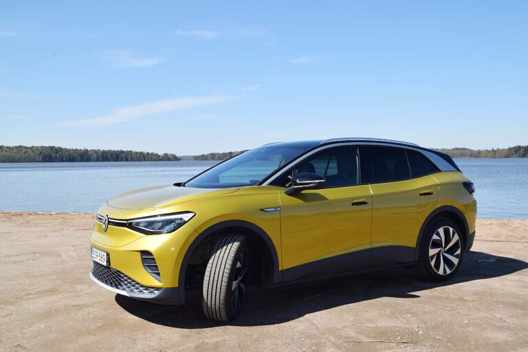 Koeajossa Volkswagen Id. 4 täyssähköauto