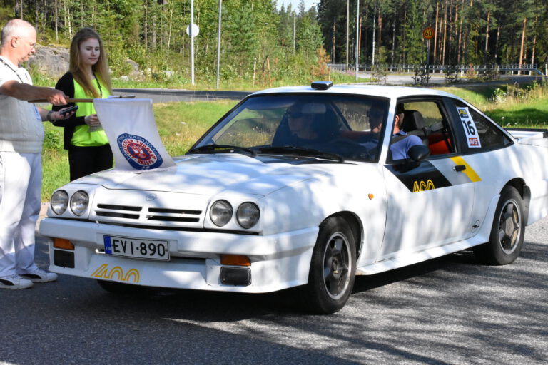 Pusulassa ajetaan tasanopeutta vanhahtavilla autoilla