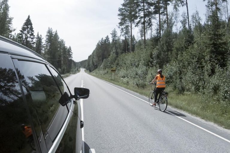 Autoilija: jätä reilusti tilaa, kun ohitat pyöräilijää