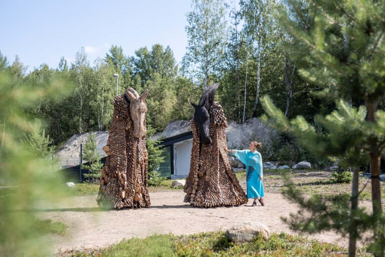 Jenni Tieahon yövieraat ovat saapuneet Tytyrin elämyskaivoksen pihamaalle