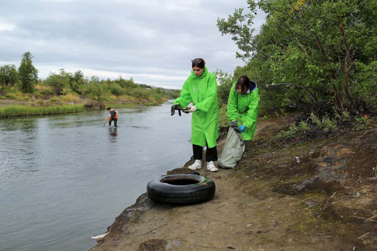 Venäläiset teinit siivoavat Norjan rajalla jokea