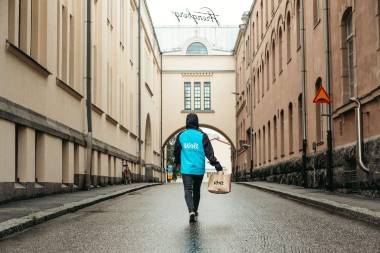 Kotimainen teknologiayhtiö Wolt laajentaa toimintaansa Lohjalle – mukaan 18 ravintolaa ja kauppaa