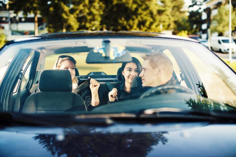 Takapenkillä lipsutaan yhä turvavyön käytöstä