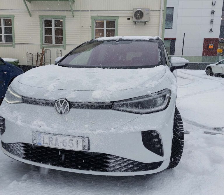 Talvikoeajossa nelivetoinen ja täyssähköinen VW ID.4 GTX