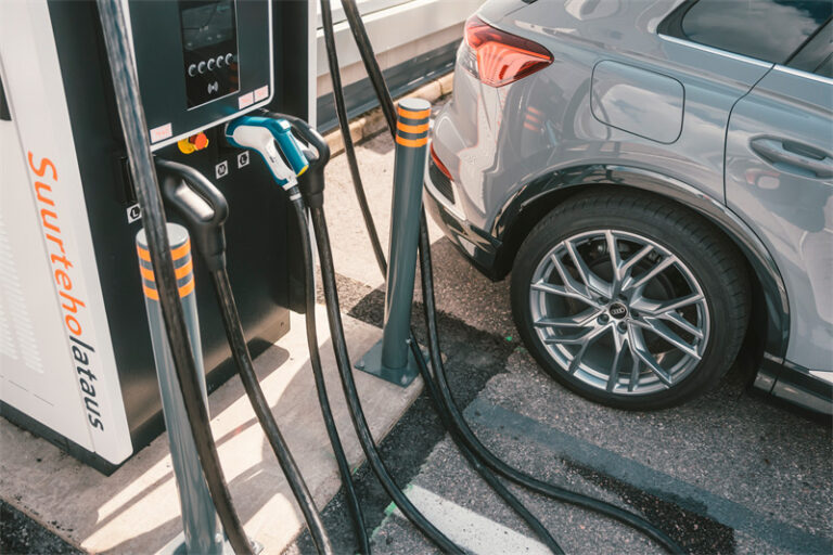 K-Autolta uusi K-Lataus asema Lohjan Lempolaan