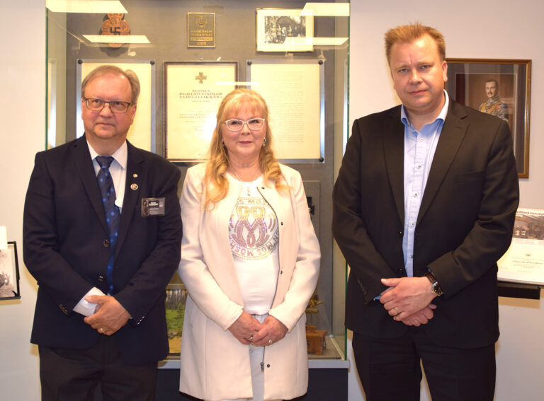Puolustusministeri vierailulla Kaarteen museolla