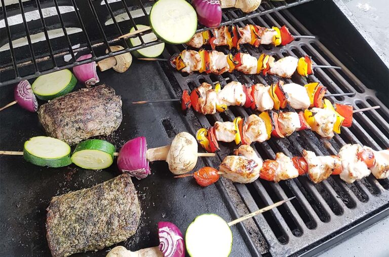 Kesään kuuluvat pihaleikit lapsille ja aikuisille – ja se grillaaminen