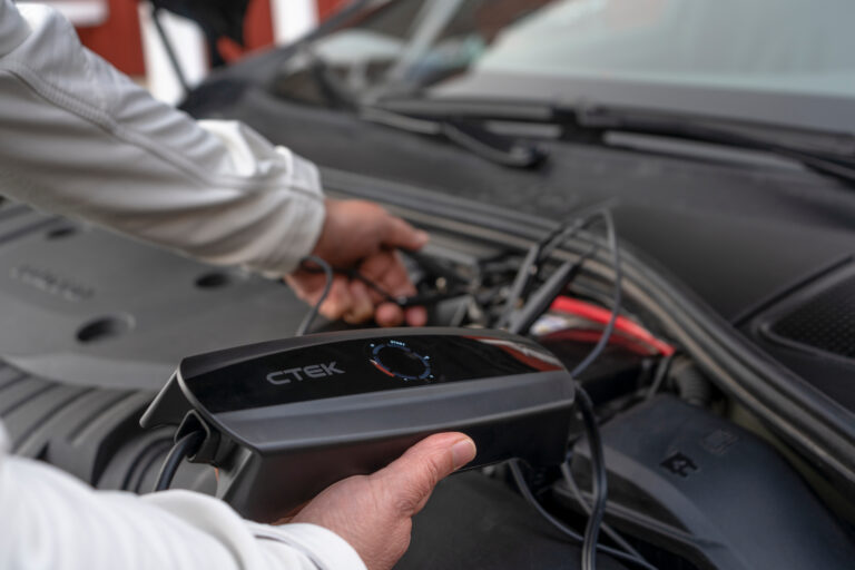 Käynnissä olevat helteet pistävät auton akun koville – näin vältät auton hyytymisen