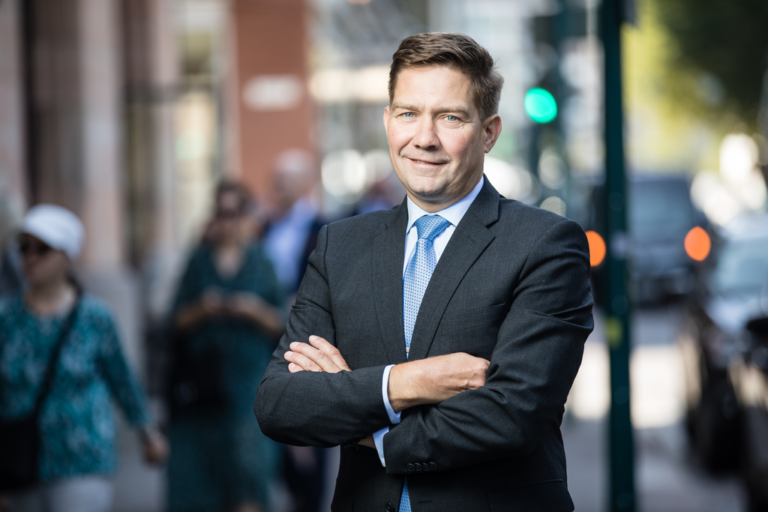 Jokaisen äänioikeudellisen olisi hyvä olla kiinnostunut politiikasta – tai ainakin seurattava sitä