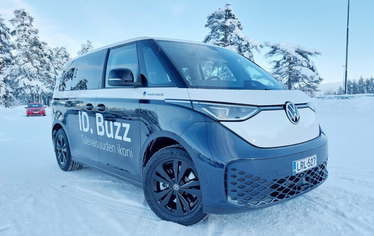 Näin vältät peltikolarit jouluruuhkaisilla parkkipaikoilla – riskit kolhuihin kasvavat, kun ihmiset liikkuvat paljon