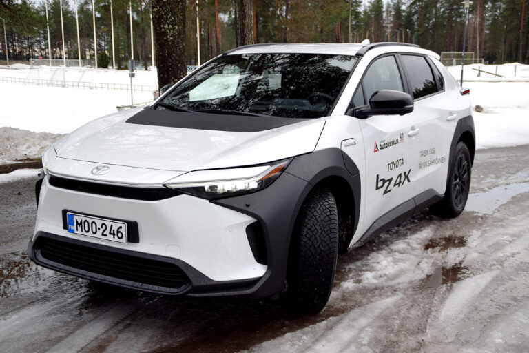 Koeajossa uusi Toyotan täyssähköauto bZ4X