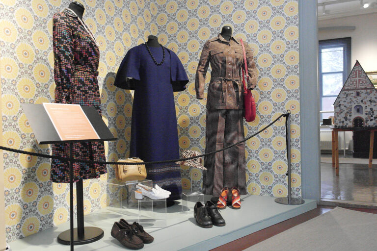 Lohjan museolla pukuja ja asusteita aina 1800-luvulta lähtien