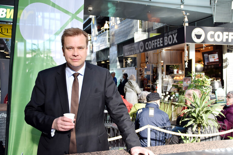 Puolustusministeri Antti Kaikkonen: Turvallisuus on tärkeitä