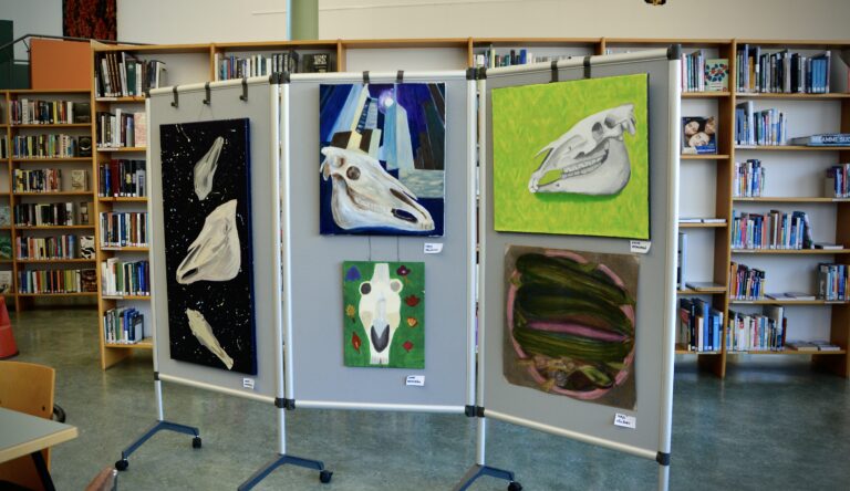 Taidemaalauskurssin oppilaiden teoksia nähtävillä Saukkolassa ja Pusulassa