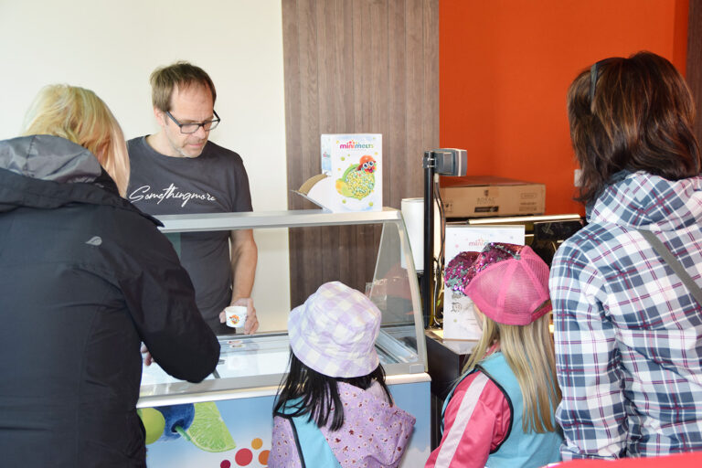 Virkkalan uusi outlet-myymälä otti perjantaina varaslähdön