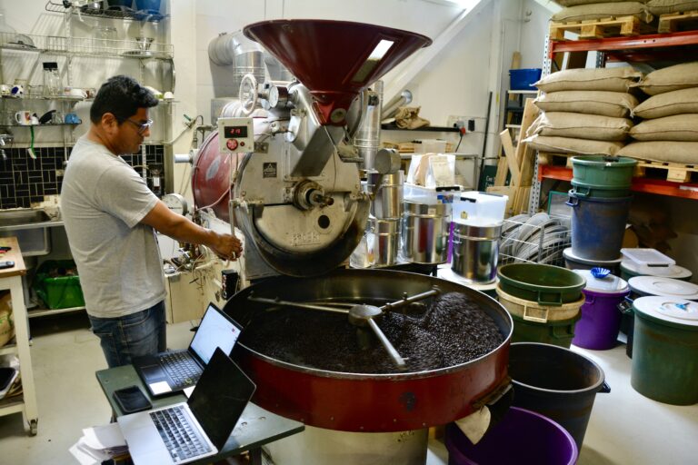 Kahvin aromi leijailee ilmassa, kun astuu sisälle Cafetorian paahtimolle.