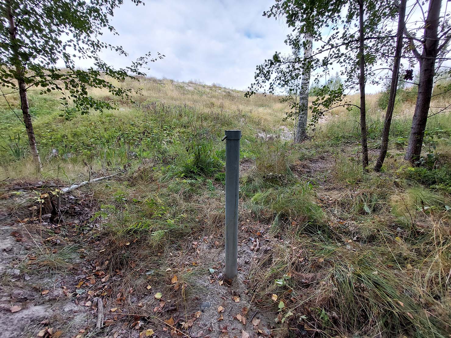 Lohjan pohjavesien yhteistarkkailussa mukana oleva havaintoputki (LUVY / Johan Lindholm) Observationsrör som ingår i samkontrollen av Lojo grundvatten (LUVY / Johan Lindholm)