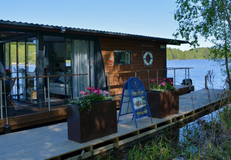 Asuntovene Lohjan Helmi tarjoaa uniikin elämyksen järvellä