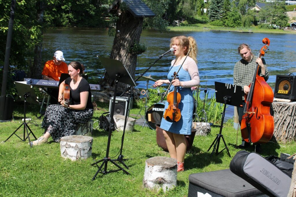 Roots Blues Band hurmasi kuuntelijat.