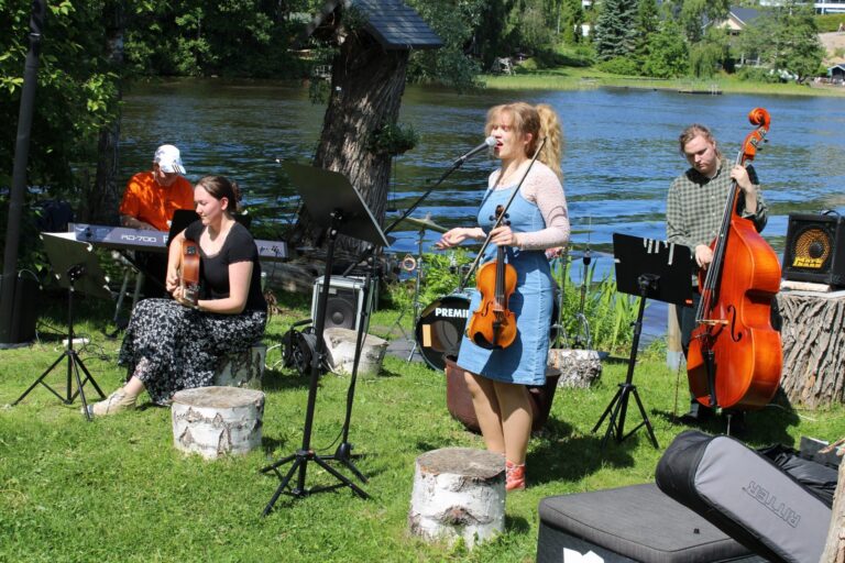 Roots Blues Band hurmasi kuuntelijat.