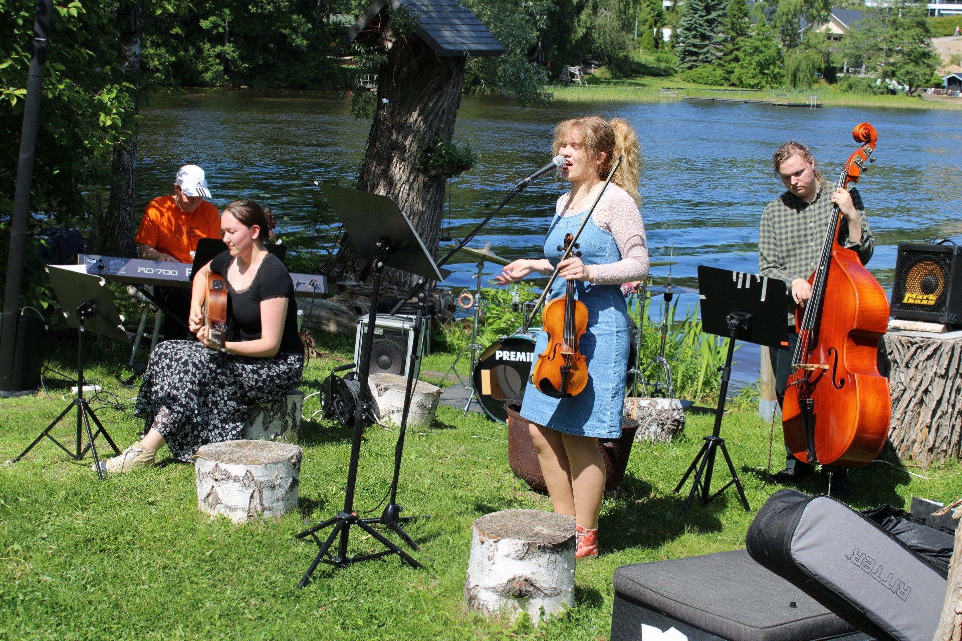 Roots Blues Band hurmasi kuuntelijat.