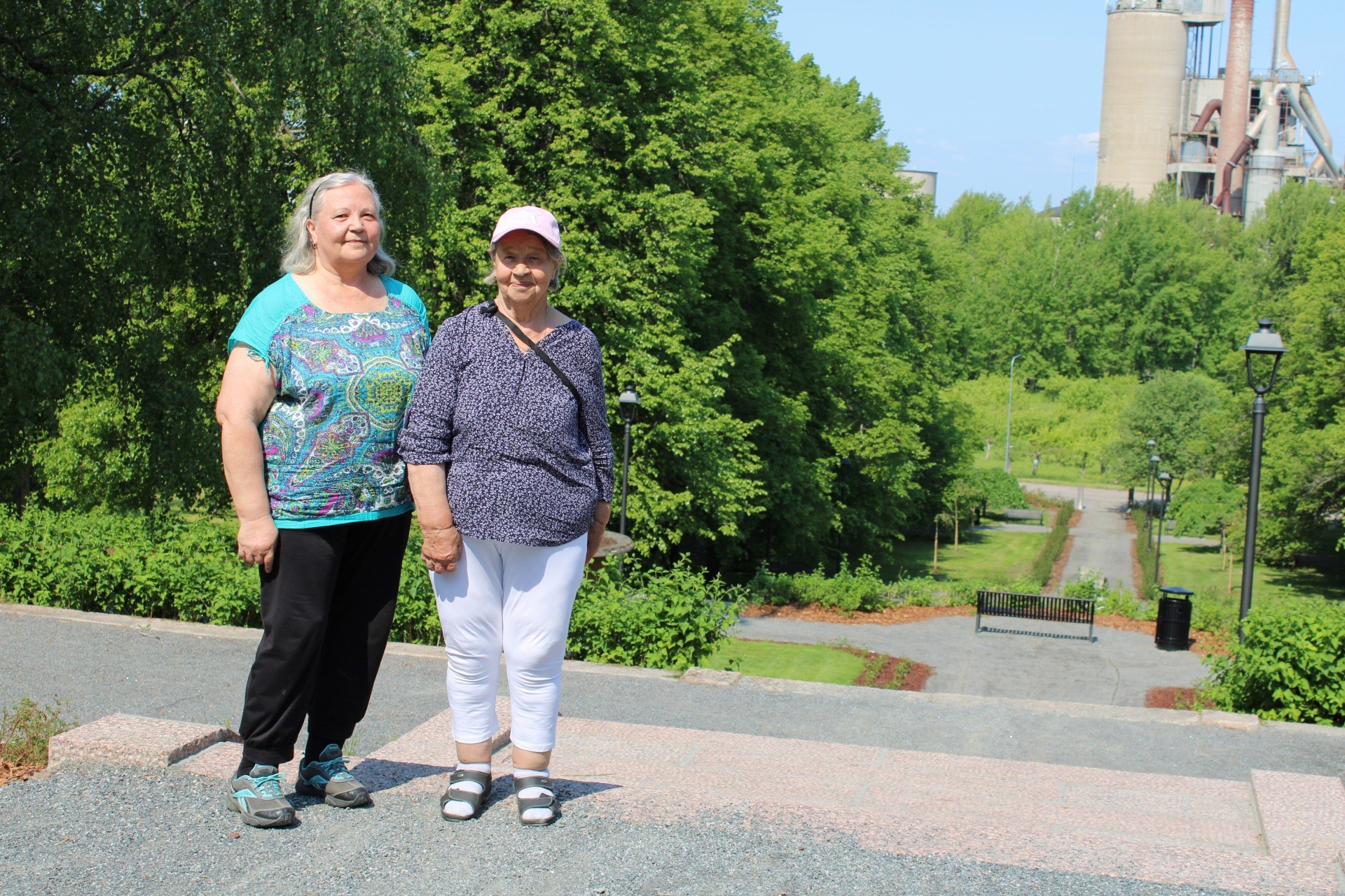 Salmeri Eekkinen ja Elli Laukka vierailivat kunnostetussa puistossa.