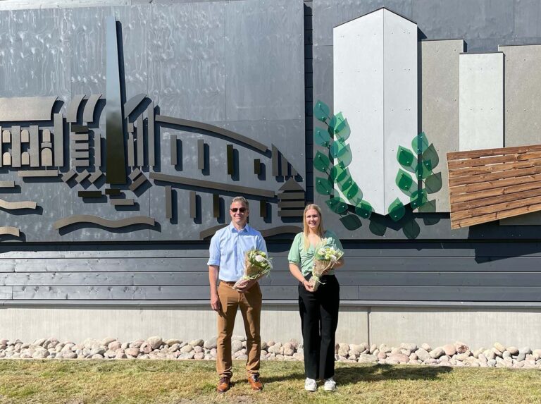 Sale Hiidensalmen seinää elävöittävät Luksian artesaaniopiskelijoiden suunnittelemat taideteokset