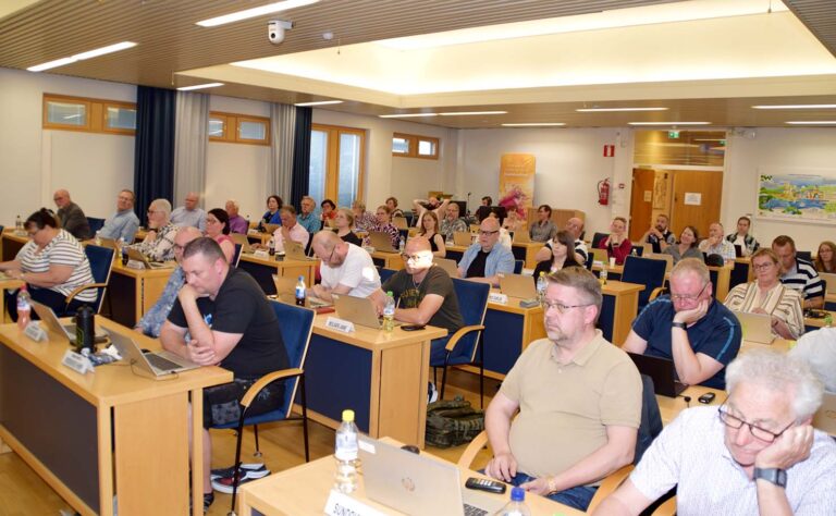 Lohjan kaupunginvaltuusto kesälomalla kahtia jakautuneena