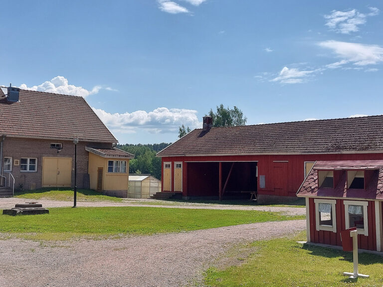 kesätanssit museon pihalla
