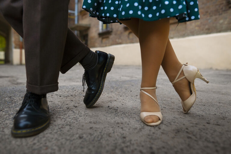 Tanssin alkuun vaikka kahdella vasemmalla jalalla – ilmaisia kursseja tarjotaan Lohjalla.