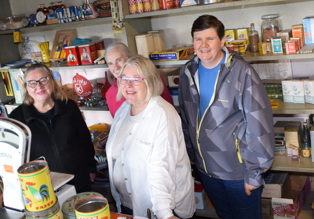 Kuvassa: Eija Tuomala-Lehti, Helinä Kerko, Liisa Jääskeläinen sekä Tarja Aalto Ahjonsuun kaupan tiskin takana.