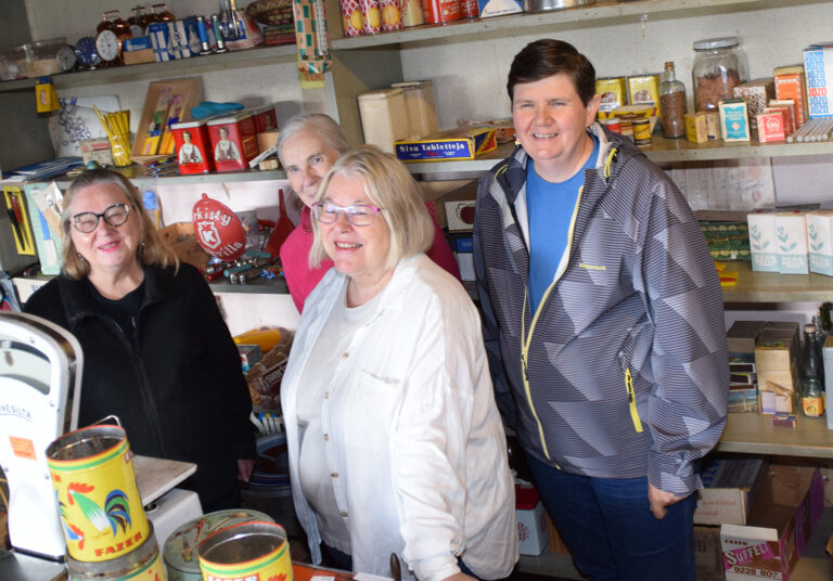 Kuvassa: Eija Tuomala-Lehti, Helinä Kerko, Liisa Jääskeläinen sekä Tarja Aalto Ahjonsuun kaupan tiskin takana.
