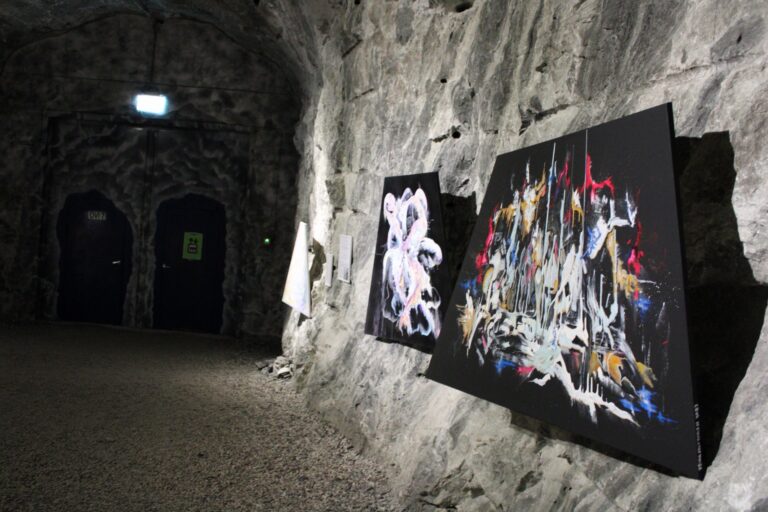 Taideteoksia Elämyskaivoksen seinillä.