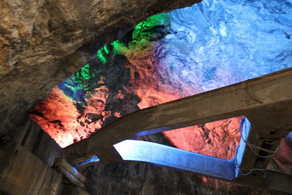 Valomuodostelmia Elämyskaivoksen katossa. 