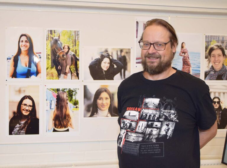 Valokuvaaja Matti Pirhosella valokuvanäyttely Mäntynummen kirjastolla